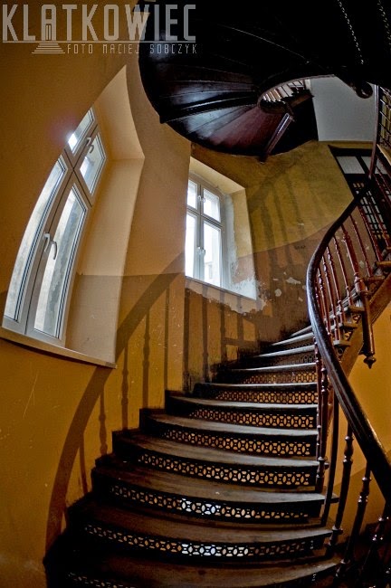 Świdnica. Kręcone schody na klatce schodowej.