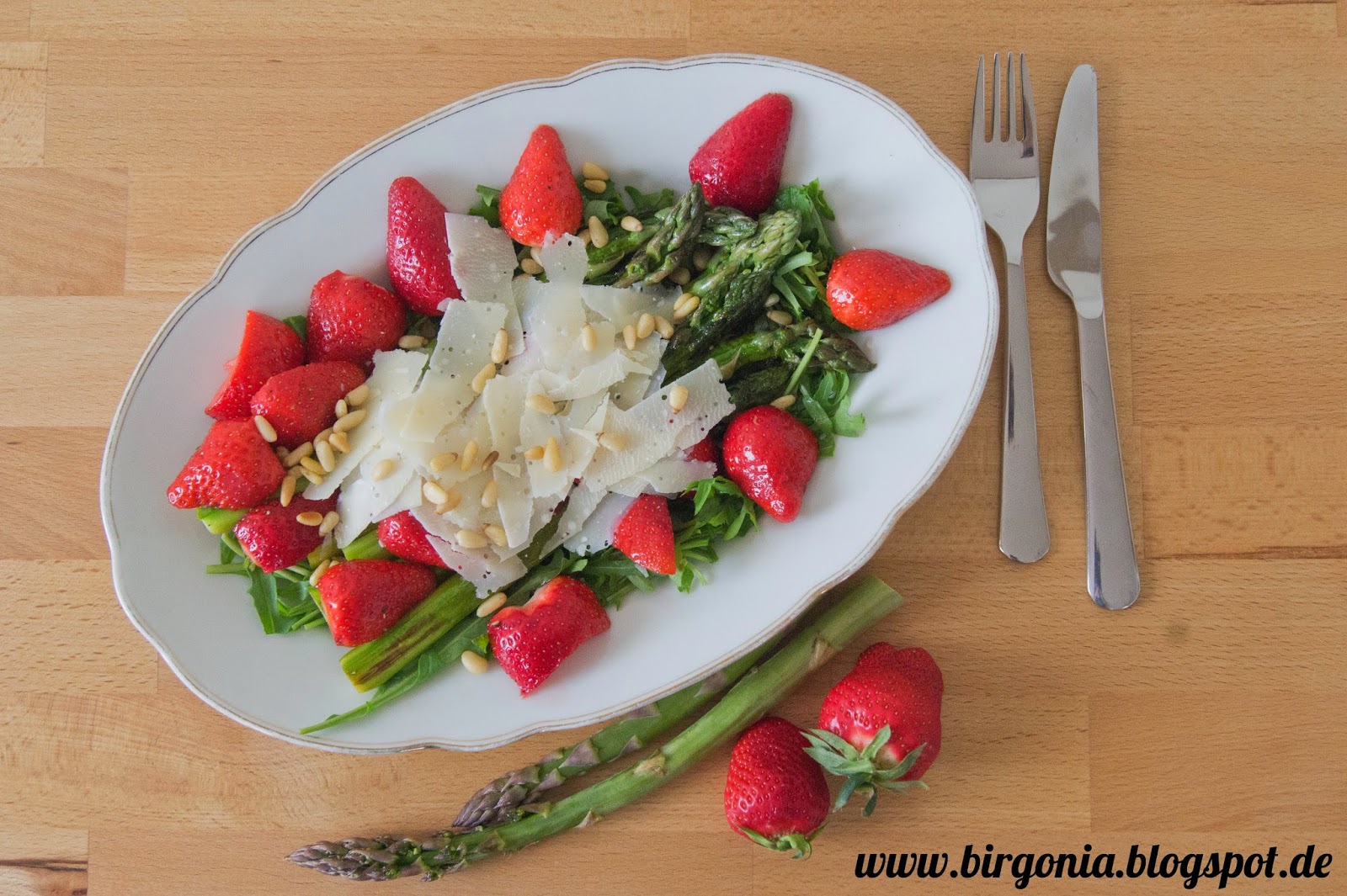 birgonia: Rucolasalat mit grünem Spargel und Erdbeeren