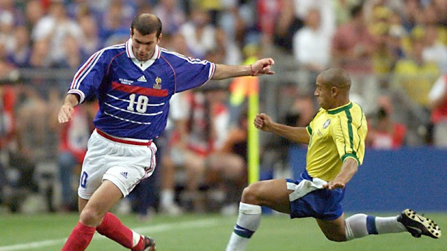 Subastarán camiseta que llevó Zidane en el Mundial del 98