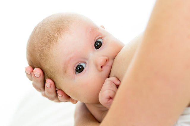 Vivan las tetas que dan alimento, abajo los seres que insultan el amor