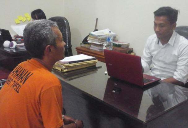 KH Oknum guru cabul di Tapsel yang ditangkap polisi (kiri) saat dimintai keterangannya. KH Oknum guru cabul di Tapsel yang ditangkap polisi (kiri) saat dimintai keterangannya.