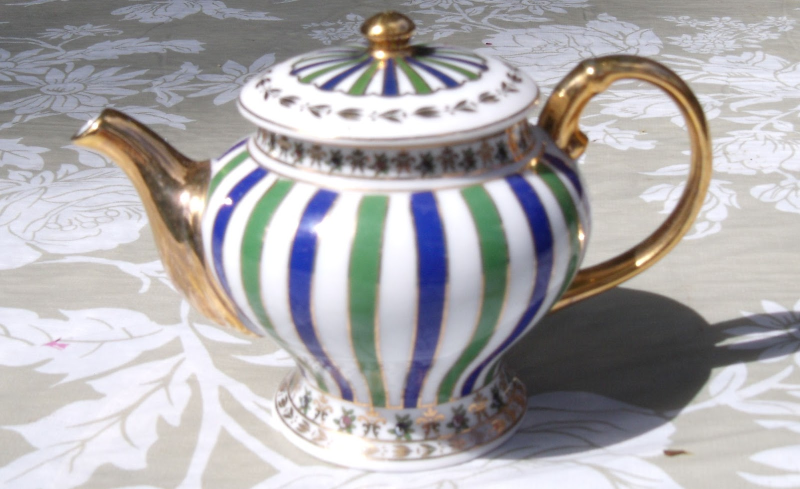 Vintage Kitchen Cozy Mysteries Teapot Collectibles