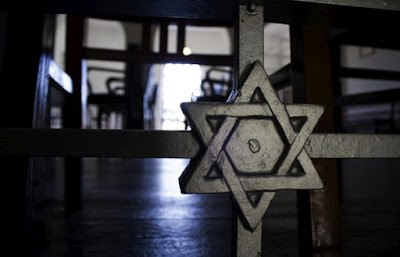 300 Judios sefardí en el Reino Unido solicitan la nacionalidad portuguesa Alrededor de 300 judíos británicos descendientes de portugueses sefardí pidieron la nacionalidad portuguesa desde el triunfo de la "Brexit" en contra de cinco solicitudes en 2015, dijo el lunes a la comunidad judía de Porto Efe.