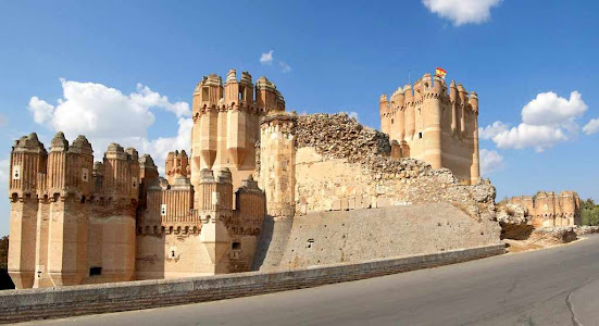 Castelo de Coca: torre de menagem à direita da foto
