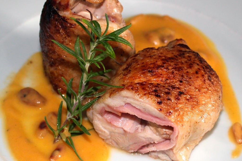 Muslo de pollo relleno Granados en la cocina