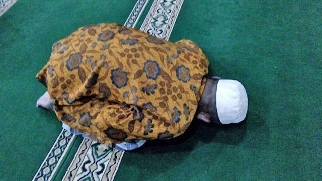 Ketika Sakaratul Maut, Pria Ini Tetap Sholat Berjamaah di Masjid Ketika Sakaratul Maut, Pria Ini Tetap Sholat Berjamaah di Masjid