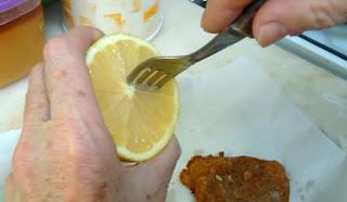 Resultado de imagen de limón pinchado con un tenedor
