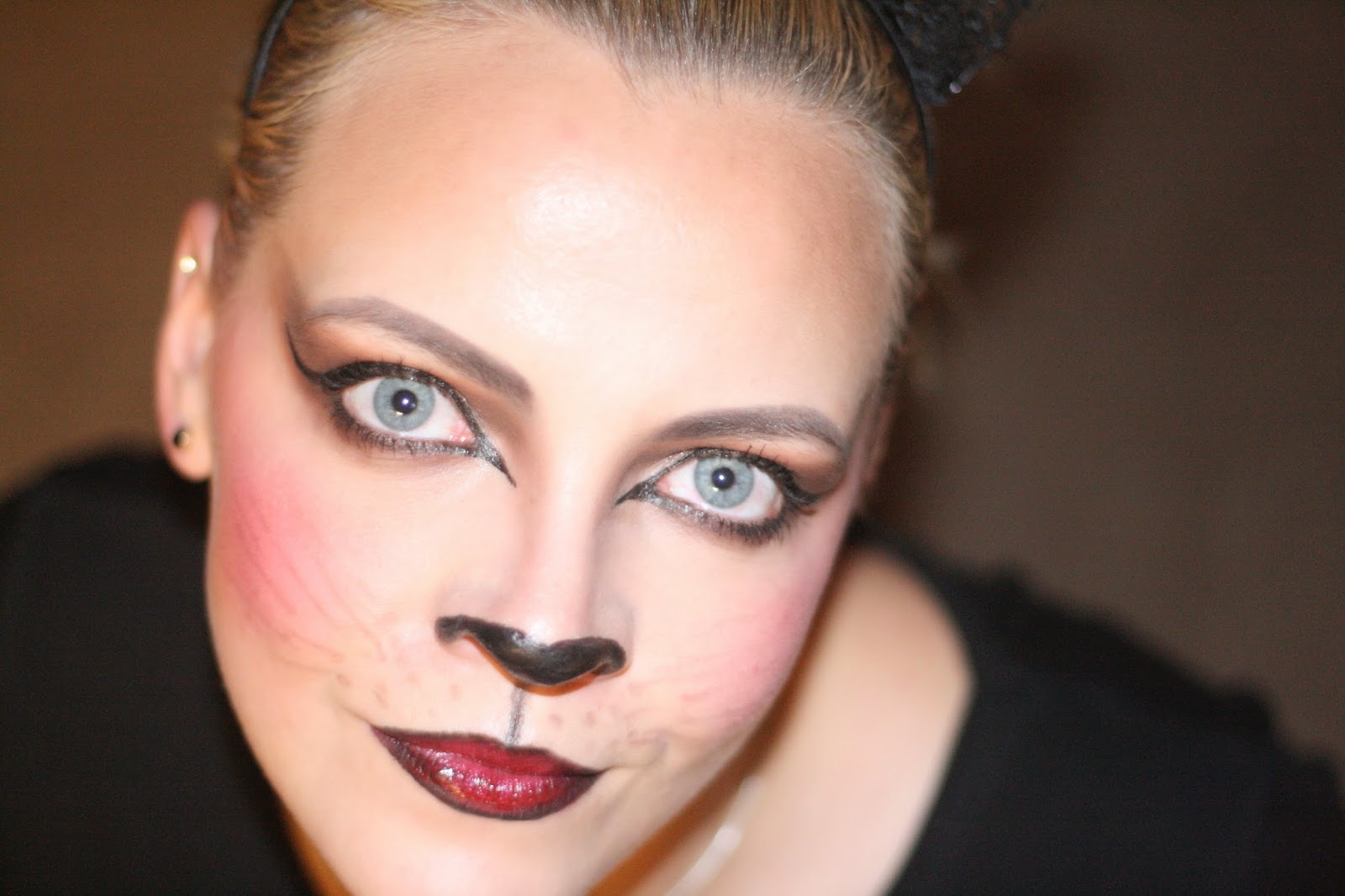 Nessie's Makeup : Halloween cat eye makeup!