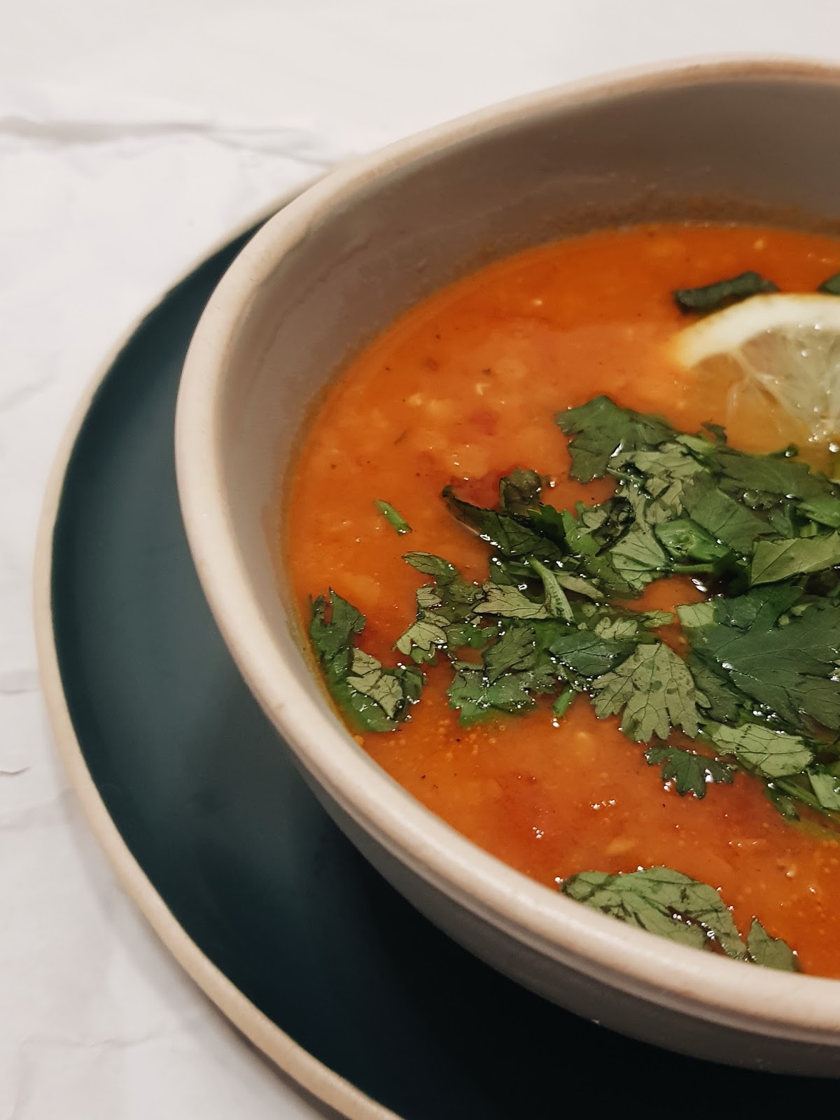 суп из чечевицы на курином бульоне. чечевичный суп с кальмаром. чечевичный суп с помидорами. чечевичный суп с овощами. суп мерджимек.