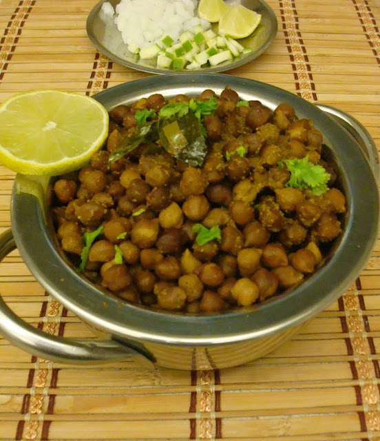 Handi Chana / Chickpeas in pot