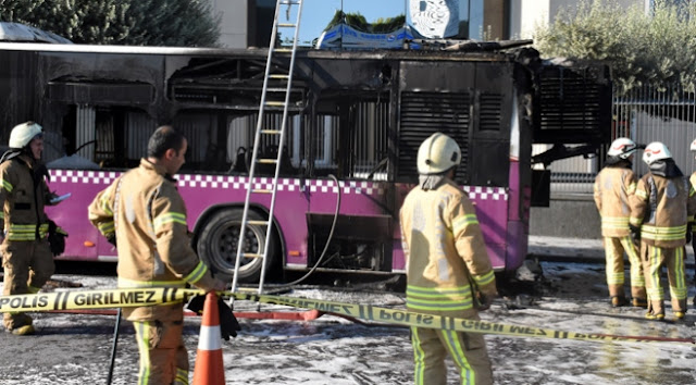 Üsküdar'da seyir halindeki belediye otobüsünde yangın.