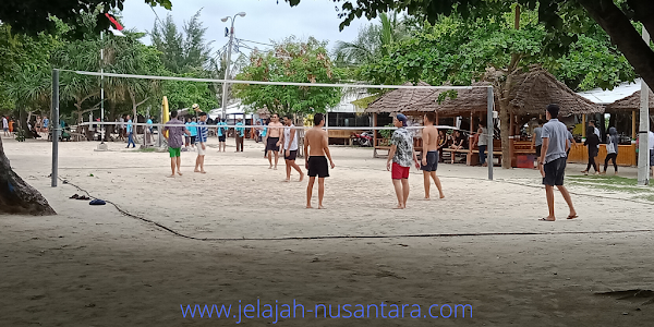 Bermain Volly Pantai di Pasir Perawan Pulau Pari di Aktivitas Open Trip Pulau pari paket wisata private trip pulau pari 2 hari 1 malam pulau seribu