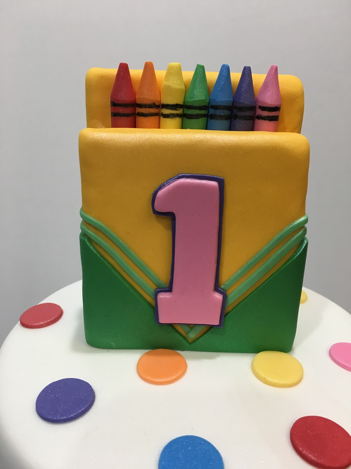 MyMoniCakes Crayons cake with fondant crayon box topper