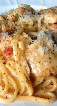 Creamy Cajun Chicken Pastaa - can def make this healthier with some greek yogurt or high-protein cream cheese