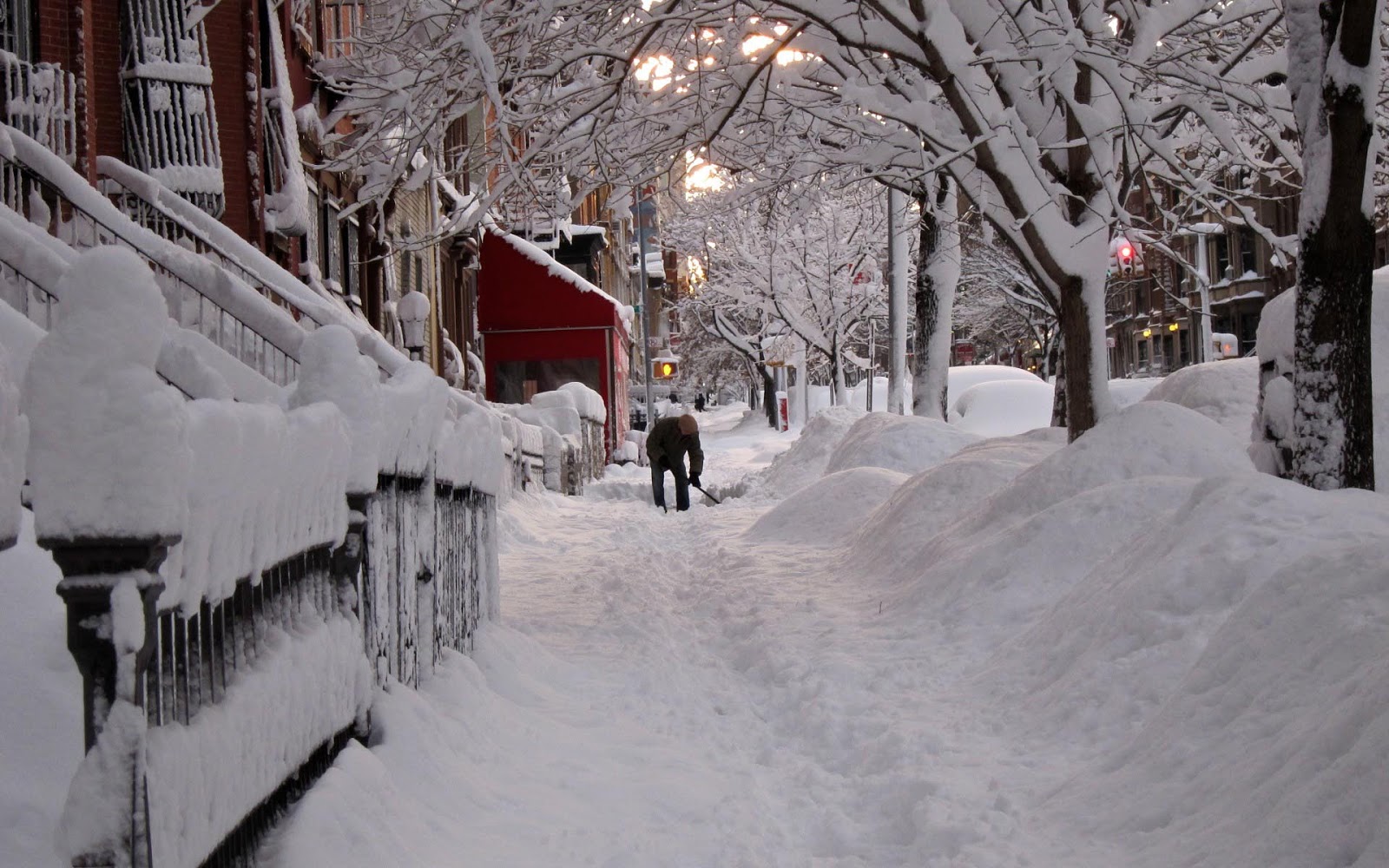 http://2.bp.blogspot.com/-nTlfe6vs8TI/UOBBwO98AkI/AAAAAAAAKkE/unVWSe23yoE/s1600/foto-van-een-man-aan-het-sneeuwscheppen-in-een-straat-in-new-york-hd-winter-wallpaper.jpg
