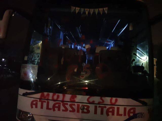 Fc Universitatea Craiova 1948 Viata In Peluza Peluza Sud 97 Craiova Continua Razboiul Deja Stiut Foarte Bine De Toata Lumea Cu Mafia Ce A Distrus Universitatea Si Noua Echipa Infiintata De