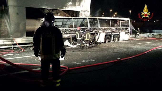 Pullman di studenti si incendia dopo incidente in autostrada: 16 morti