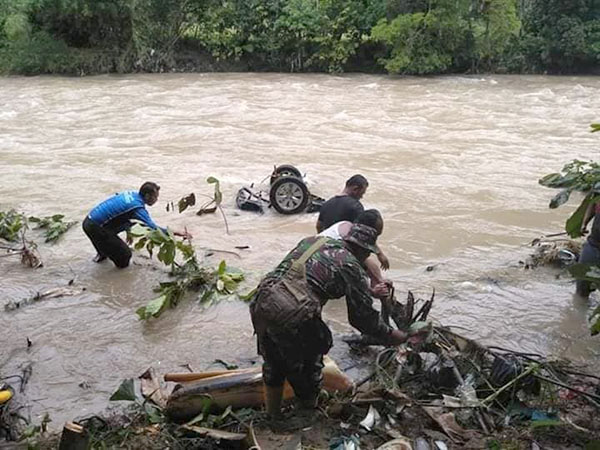 Warga membantu evakuasi korban mobil yang masuk ke sungai Batang Gadis di Madina. Warga membantu evakuasi korban mobil yang masuk ke sungai Batang Gadis di Madina.