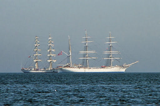 „Statsraad Lehmkuhl” a przed nim „Fryderyk Chopin”.