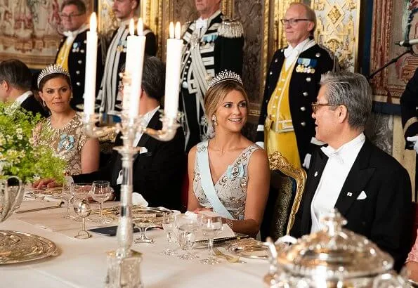 Crown Princess Victoria, Princess Sofia, Princess Madeleine, Queen Silvia. Diamond tiara, squin gold gown, Victoria's gold necklace