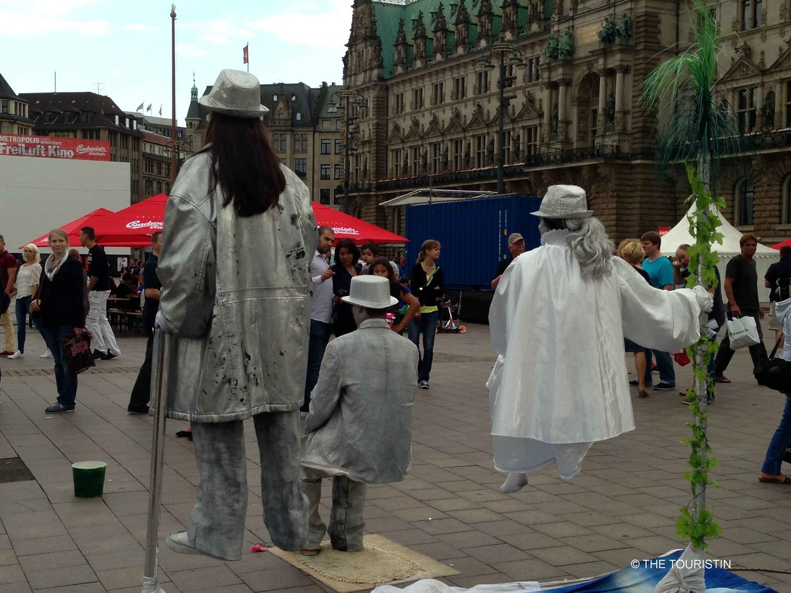 THE TOURISTIN Magically floating street artists