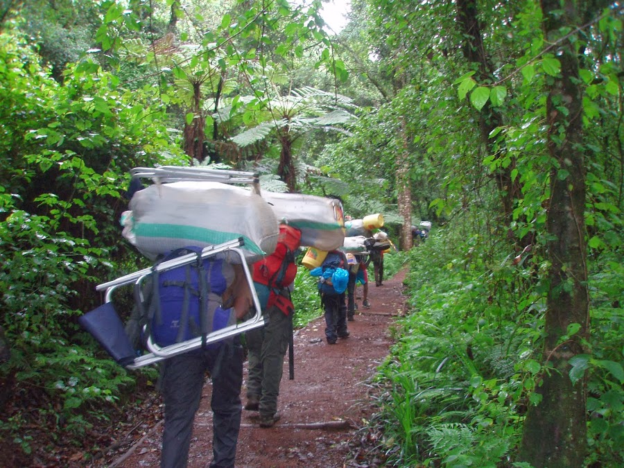 ENLACIMA-Fila-de-porteadores-Ruta-Machame-Kilimanjaro