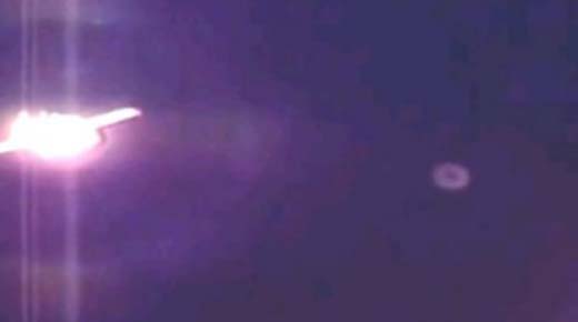 OVNIs son vistos supervisando la Estación Espacial durante acoplamiento manual