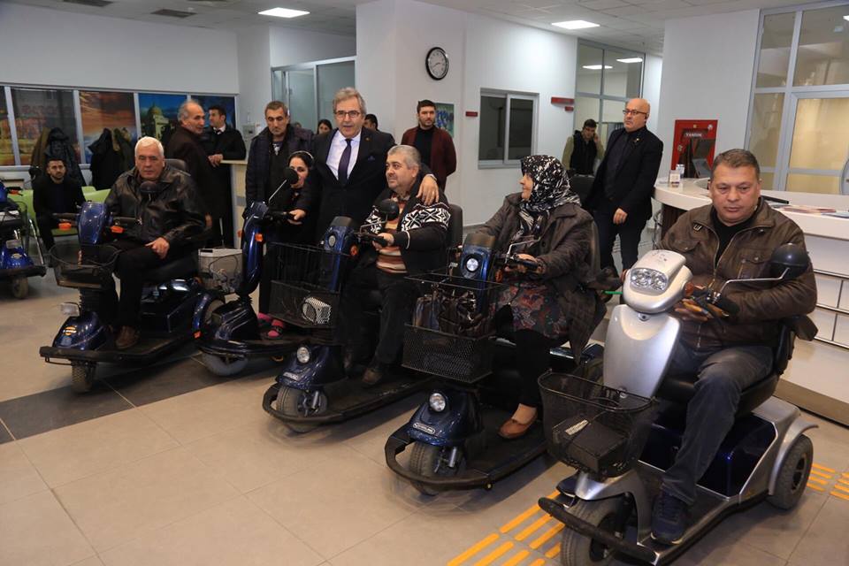 Ozel Erdek Hayirsever Is Adamindan Engellilere Tekerlekli Sandalye Ve Isitme Cihazi