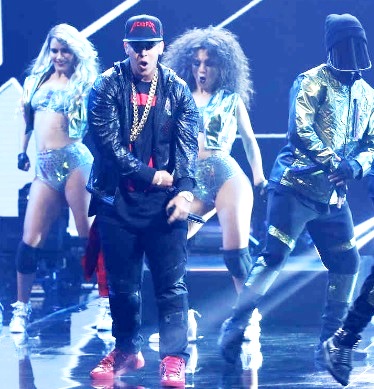 Daddy Yankee Foto de Daddy Yankee bailando en el escenario