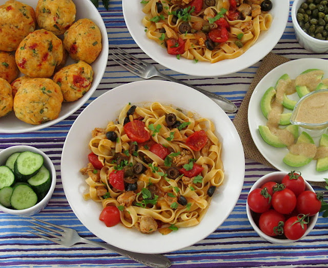 Паста с курицей, томатами и маслинами