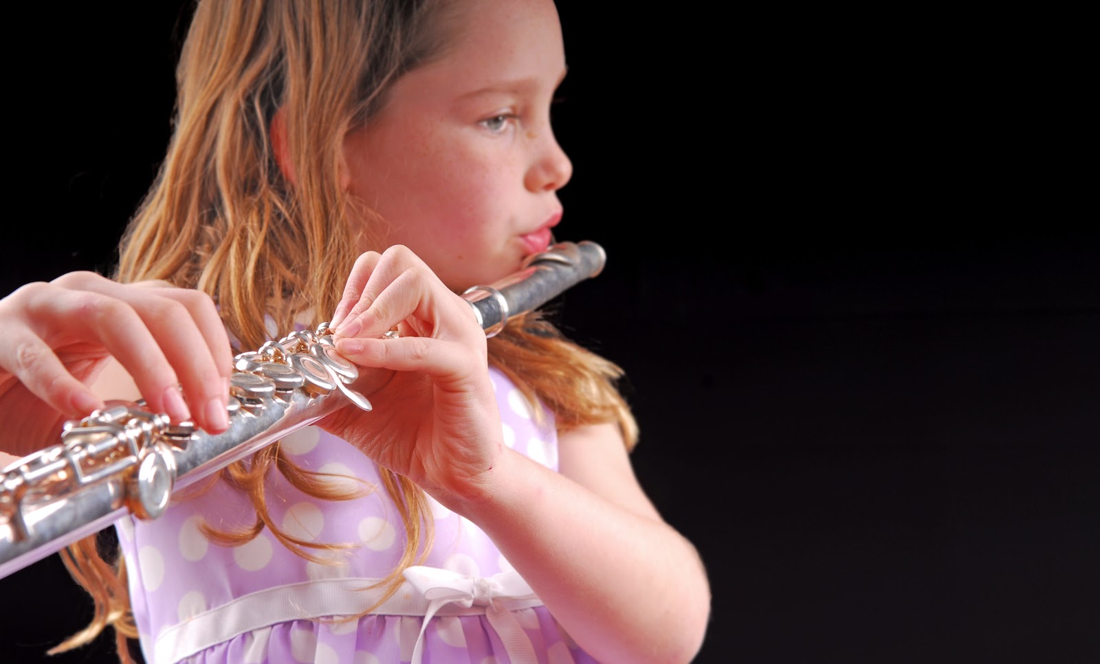 Playing flute. Флейта для детей. Ребенок флейтист. Девочка с флейтой. Игра на флейте.