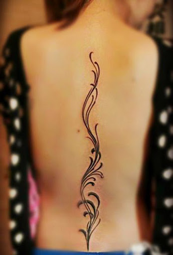 Estas belas redemoinhos tatuado em seu espinhal área se sente como há uma bela magia que flui para fora de você. É realmente muito simples, mas majestosa. Perfeito para todas as mulheres lá fora.