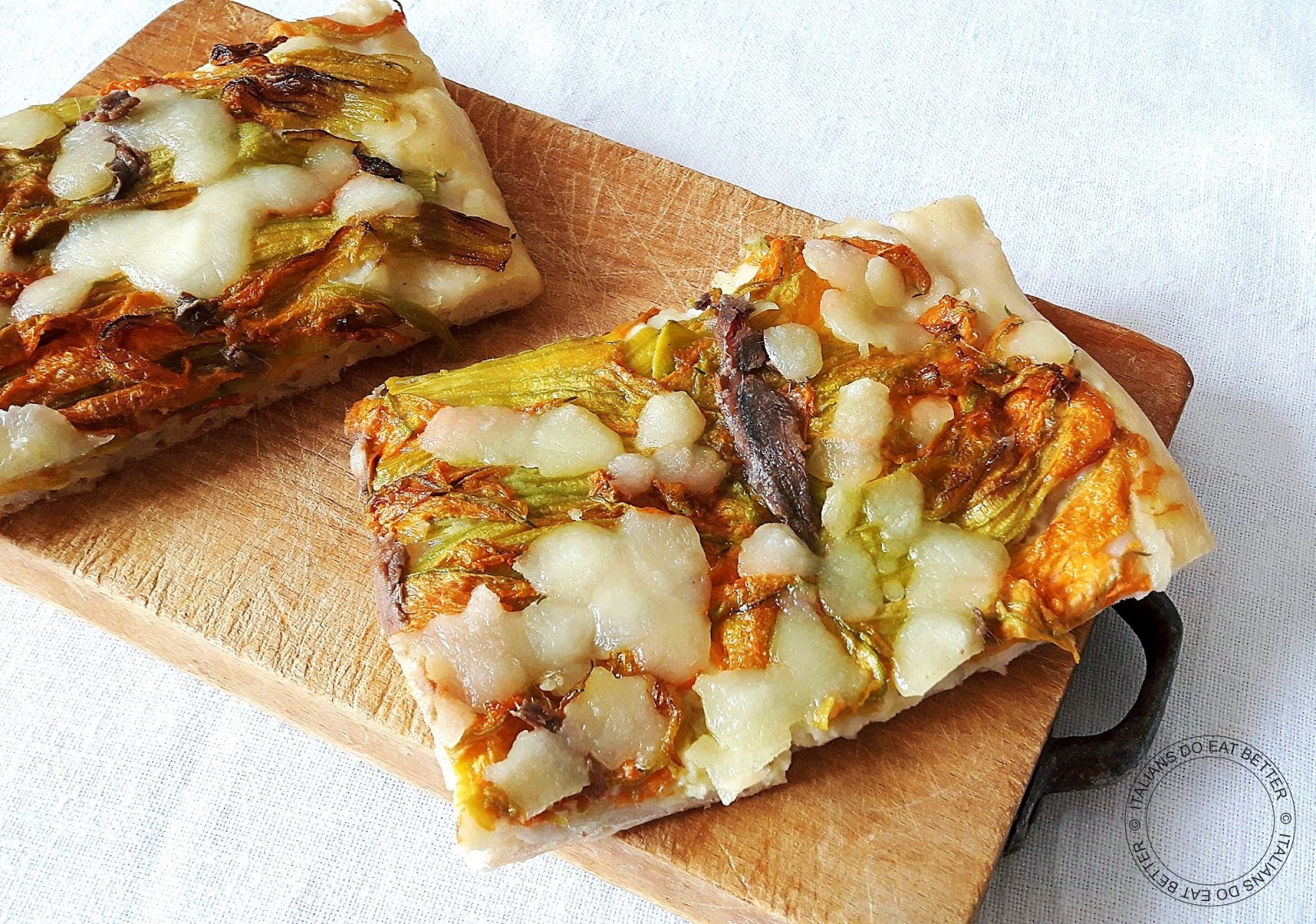 PIZZA AI FIORI DI ZUCCA CON STRACCHINO, MOZZARELLA ED ALICI ITALIANS