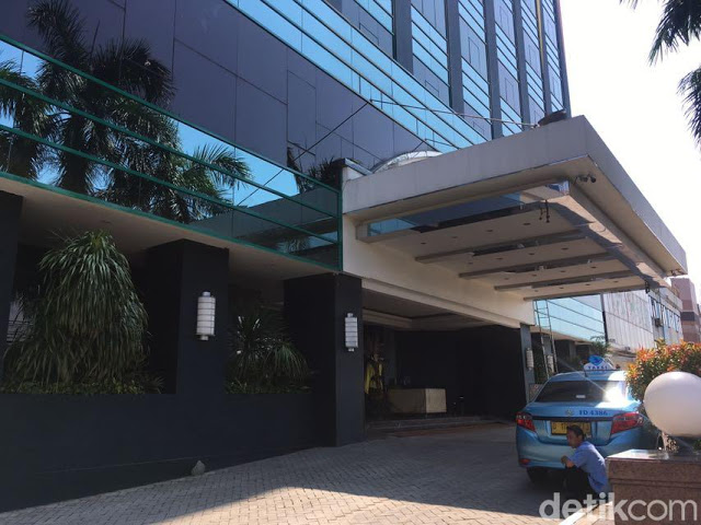 Izin Ditolak, Begini Suasana di Depan Hotel Alexis Siang Ini Izin Ditolak, Begini Suasana di Depan Hotel Alexis Siang Ini