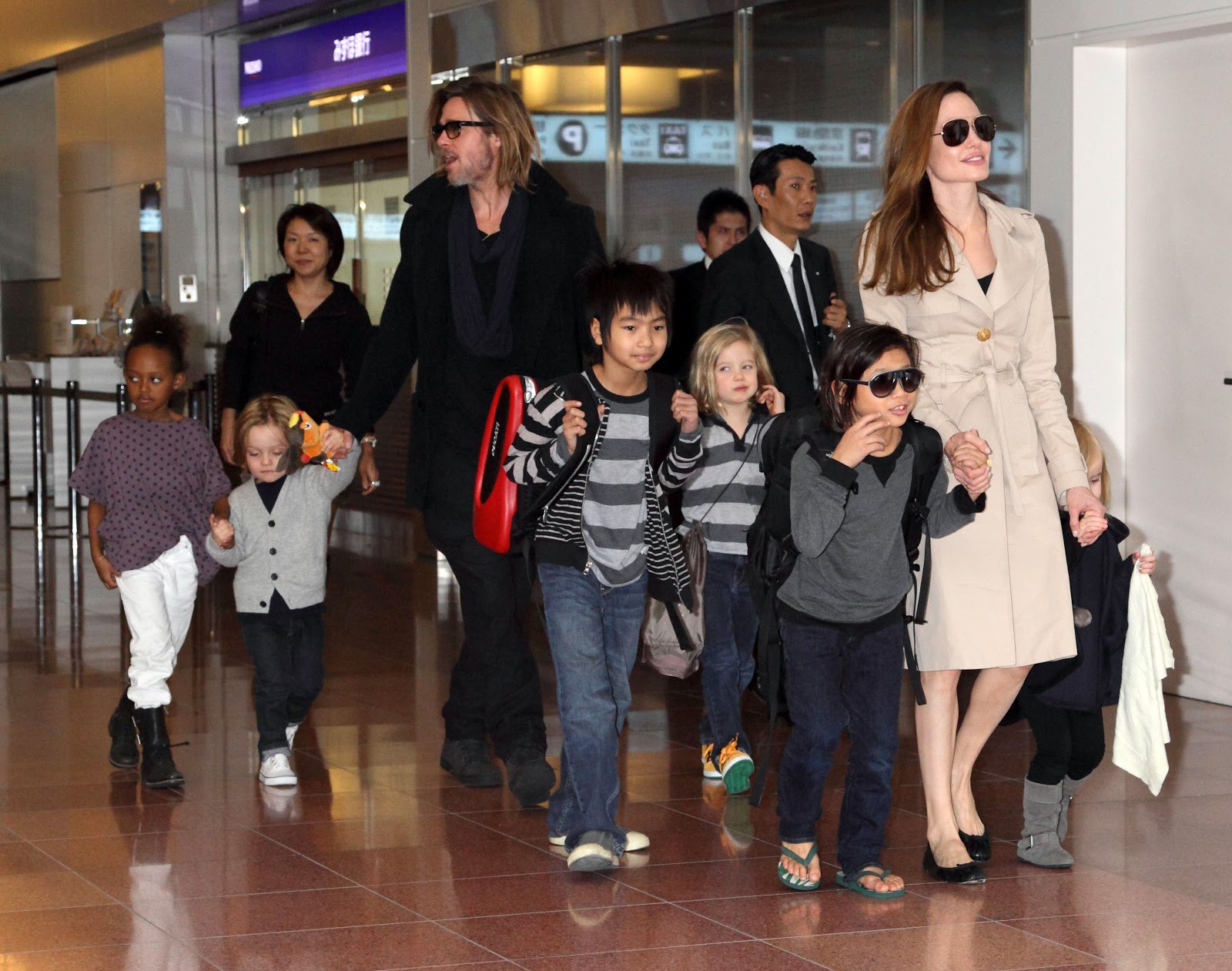 http://2.bp.blogspot.com/-nYD0RWlovds/UQI4wFaRbWI/AAAAAAAAALE/EyZ7FK7hORk/s1600/Brad-Pitt-Angelina-Jolie-and-family.jpg