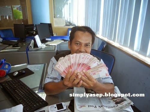 Ini saya sedang memegang gepokan uang milik teman saya,  Saya cuma gaya aja.  Foto Kessusanto Liuvia/Pontianak Post