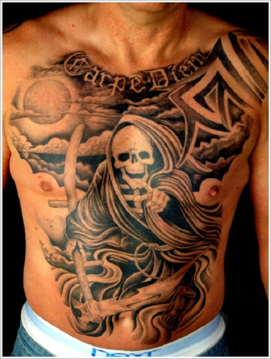 Total Grim Reaper tatuagem nas costas. Tinta em preto, a tatuagem mostra o ósseas face do reaper sorrindo alegremente, apontando para a sua próxima vítima.