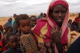 Afrikanische Frau mit Kind auf dem Arm
