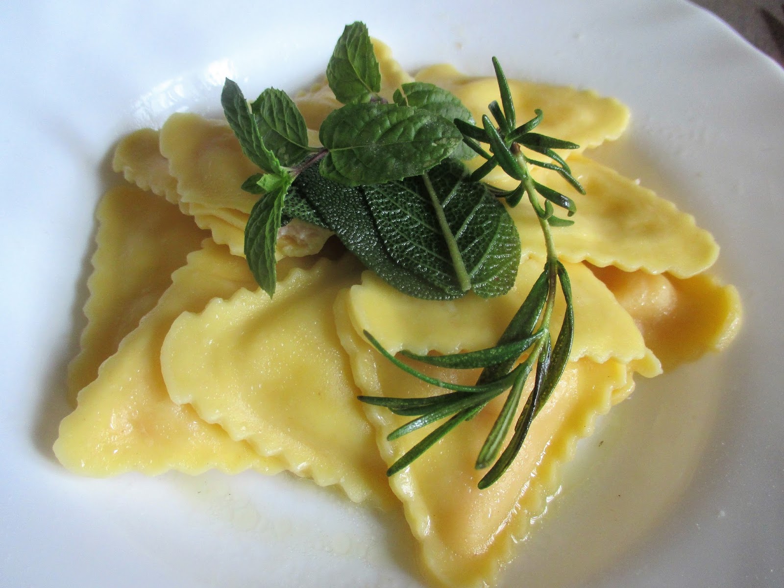BRASATO RAVIOLI WITH BUTTER AND AROMATIC HERBS Ravioli al brasato con