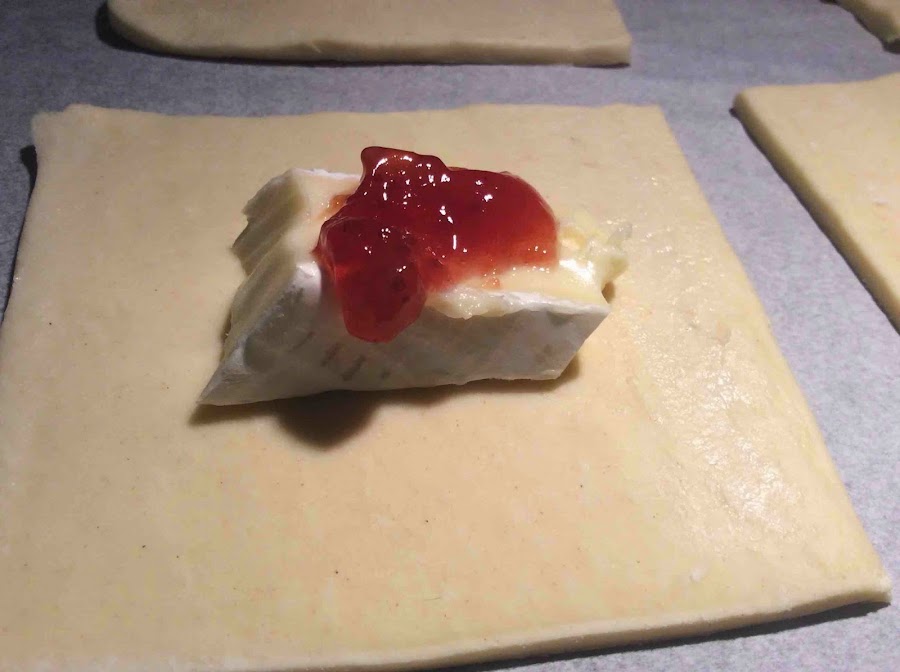 Cuadrados de hojaldre con brie y mermelada de fresa