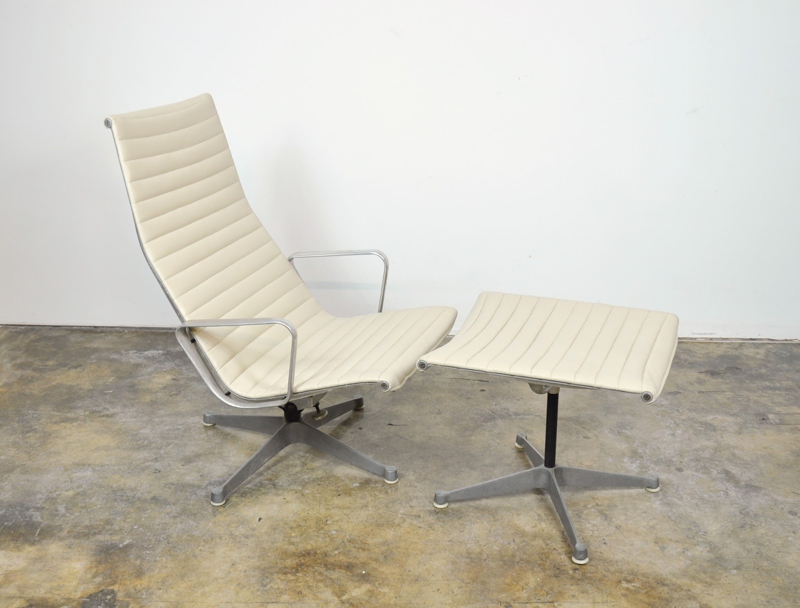 SELECT MODERN Eames Herman Miller Aluminum Group Lounge Chair and Ottoman