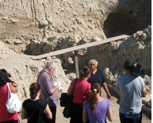 Професор Николов разказва на журналисти за най-новите открития на археологическия обект.