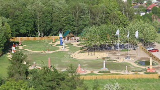 widok na Park Miniatur Latarni Morskich w Niechorzu