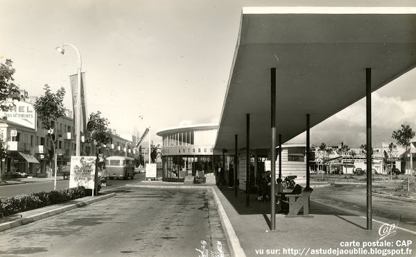 Royan - La gare routière, cours de l'Europe.  Architectes: Louis Simon, Pierre-Gabriel Grizet.  Projet/Construction: 1953-1964