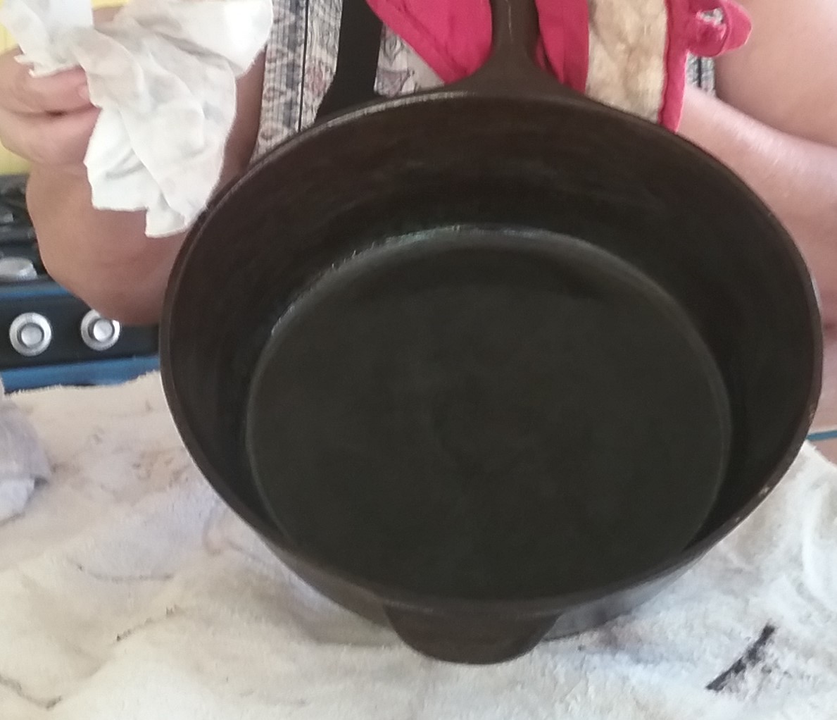 The Smiling LiMe Cleaning and Curing an old cast iron pot.