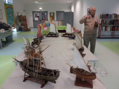 Mosta de miniaturas de barcos O Sr. João Padinha mostra os seus barcos em miniatura, que estão expostos sobre as mesas da Biblioteca Escolar.
