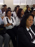 Los compañeros esperando su turno para subir a estrado.