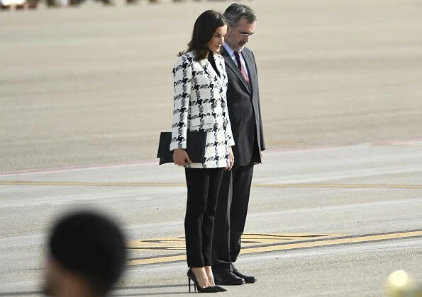 Queen Letizia wore Uterqüe houndstooth blazer, Prada black pumps, Karen Hallam ring and diamond earrings, carries Magrit clutch