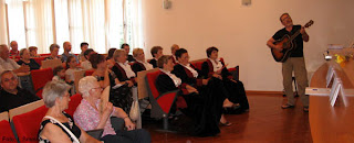 Posjetitelji promocije knjige "Moji dani", Gradska vijećnica u Velikoj Gorici, pjeva Zvonko Knežević