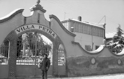 Entrada principal de Villa Petra leganes bn IX abuelohara-fotos de juan calles 1963-4